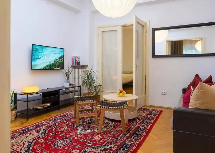 Ultra-central Square Appartement