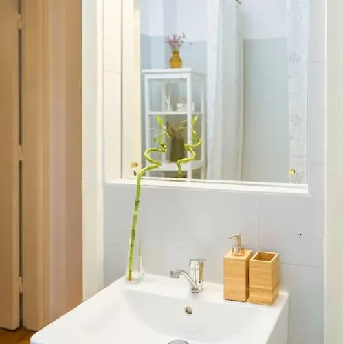 Ultra-central Square Appartement