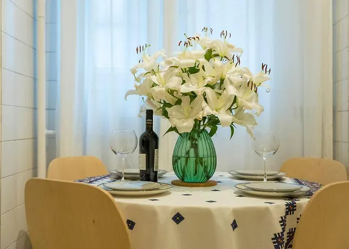 Ultra-central Square Appartement